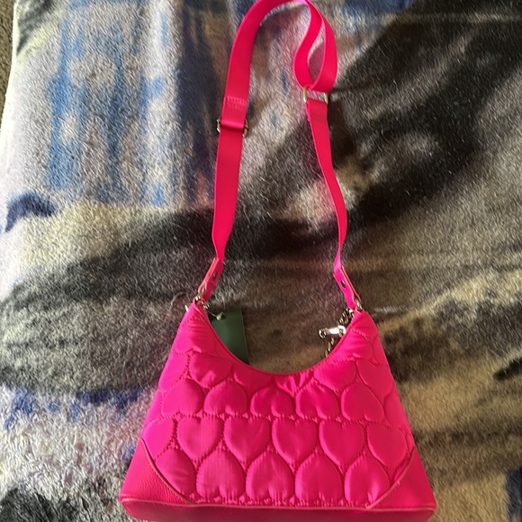 NWT….super cute handbag….adjustable strap… - Picture 4 of 7